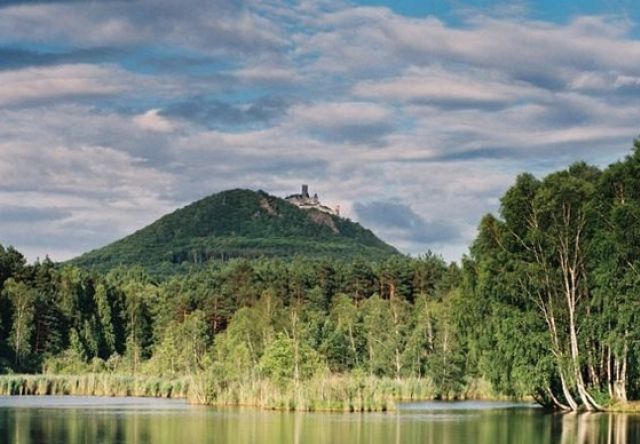 Vulkankegel und Seen