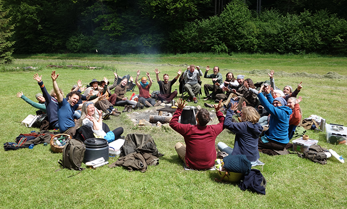 Naturverbundener Kreis von Menschen