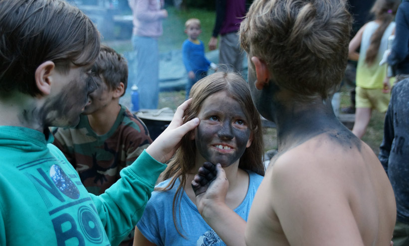 Tarnen mit Holzkohle